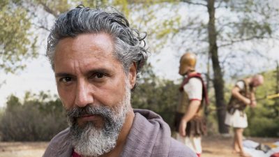 Кадр из документального фильма Epoch TV «Секреты Сократа», в котором Габриэль Георгиу сыграл роль одного из главных учеников Сократа. (Courtesy of Stavros Koutsogiannakis)