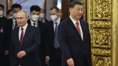 Президент России Владимир Путин встречается с лидером Китая Си Цзиньпином в Кремле в Москве 21 марта 2023 года. (MIKHAIL TERESHCHENKO/SPUTNIK/AFP via Getty Images)