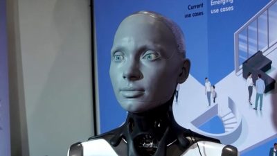 Человекоподобный робот Ameca на Международной конференции по робототехнике и автоматизации в Лондоне 30 мая 2023 года. (Reuters/Screenshot via The Epoch Times)
