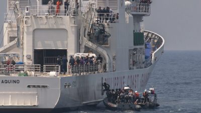 Члены береговой охраны Филиппин принимают участие в трёхсторонних морских учениях с участием береговой охраны Японии и США в 15 морских милях от побережья провинции Батаан, западные Филиппины, 6 июня 2023 года. (Jes Aznar/Getty Images)