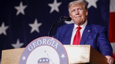 Бывший президент Дональд Трамп выступает с речью во время съезда Республиканской партии штата Джорджия в торгово-выставочном центре Колумбуса штат Джорджия, 10 июня 2023 года. (Anna Moneymaker/Getty Images)