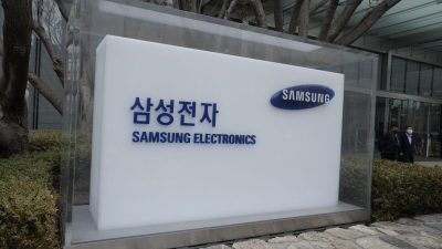 Логотип компании Samsung Electronics Co. в офисе в Сеуле, Южная Корея, 31 января 2023 года. (Ahn Young-joon/AP Photo, File)
