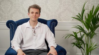 Сэм Даннинг, директор UK-China Transparency, выступает в программе NTD «Британские лидеры мысли». (NTD)
