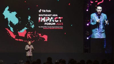 Главный исполнительный директор TikTok Шоу Зи Чу выступает с речью во время презентации отчёта о социально-экономическом воздействии TikTok за 2023 год в The Ritz Carlton, Pacific Place в Джакарте, Индонезия, 15 июня 2023 года. (Ajeng Dinar Ulfiana/Reuters)
