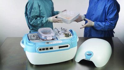 LifePort Kidney Transporter, автоматизированное устройство для оценки и транспортировки почек для трансплантации, показано на этой недатированной рекламной фотографии. (LifePort/Getty Images)
