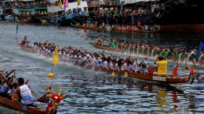 Лодки-драконы соревнуются во время ежегодного фестиваля Tuen Ng в рыбацком порту Абердин в Гонконге 22 июня 2023 года. (Tyrone Siu/Reuters)
