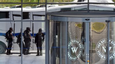 Российские полицейские патрулируют территорию возле центра ЧВК Вагнера в Санкт-Петербурге, 24 июня 2023 года. (Olga Maltseva/AFP via Getty Images)