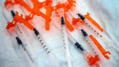 Шприцы с вакциной от COVID-19. (Joseph Prezioso/AFP via Getty Images)
