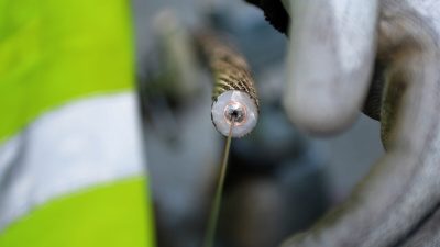 Высокоскоростной подводный кабель, соединяющий Сингапур с Францией, во время его прокладки в Ла-Сейн-сюр-Мер, южная Франция, 1 марта 2016 года. (Boris Horvat/AFP via Getty Images)