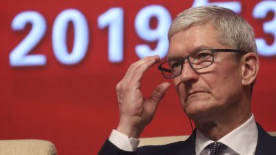 Генеральный директор Apple Тим Кук принимает участие в экономическом саммите Форума развития Китая в Пекине, 23 марта 2019 г. (Ng Han Guan/AFP/Getty Images)