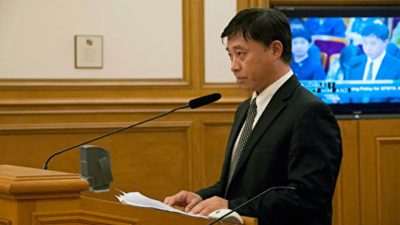 Бу Дунвэй даёт показания в мэрии Сан-Франциско 6 декабря 2016 года. (Zhou Fenglin/The Epoch Times)