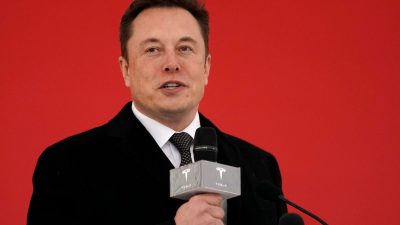 Генеральный директор Tesla Илон Маск принимает участие в церемонии закладки фундамента Tesla Shanghai Gigafactory в Шанхае 7 января 2019 года. (Aly Song/Reuters)

