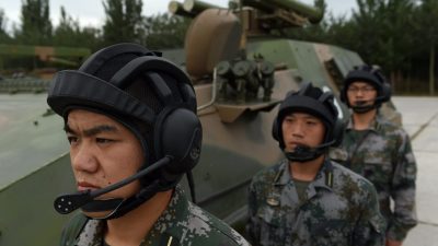 Курсанты НОАК ждут у противотанковой ракетной установки Т-89 в Инженерной академии бронетанковых войск в Пекине, 22 июля 2014 года. (Greg Baker/AFP/Getty Images)

