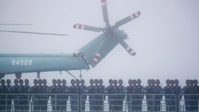 Солдаты стоят на палубе грандиозного транспортного дока ВМС Народно-освободительной армии КИТАЯ (НОАК) Имэнь Шань, когда он участвует в военно-морском параде в честь 70-й годовщины основания ВМС НОАК Китая в море недалеко от Циндао в провинции Шаньдун на востоке Китая, 23 апреля 2019 года. (Mark Schiefelbein/AFP via Getty Images)