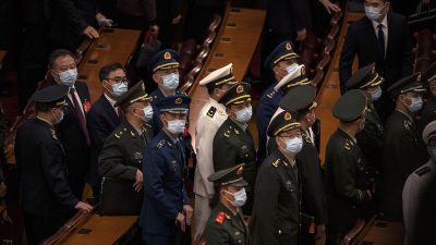 Китайские военные делегаты покидают заключительное заседание XX Всекитайского съезда Коммунистической партии Китая в Большом зале народных собраний в Пекине, Китай, 22 октября 2022 года. (Kevin Frayer/Getty Images)
