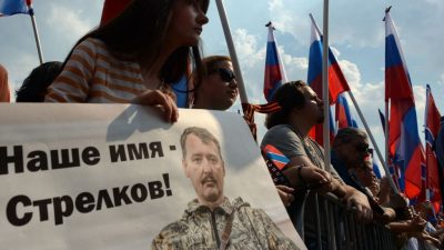 Фото: Женщина с портретом Игоря Стрелкова на митинге в поддержку самопровозглашённых тогда ДНР и ЛНР, Москва, 2 августа 2014 года. (VASILY MAXIMOV/AFP via Getty Images) 
