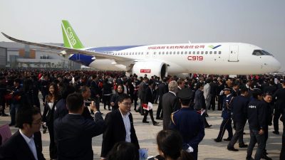 Китай представляет C919, свой первый большой пассажирский самолёт, в Шанхае 2 ноября 2015 года. (STR/AFP/Getty Images)