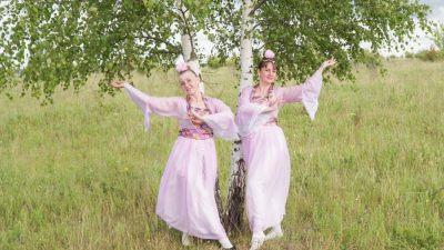 Девушки в костюмах небесных фей на природе.