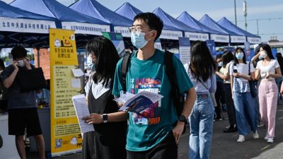 Молодые люди на ярмарке вакансий в Пекине, 26 августа 2022 года. (Jade Gao/AFP via Getty Images) 