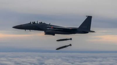 Южнокорейский истребитель F-15K сбросил две бомбы с боеприпасом прямого поражения (JADAM) по островной цели в ответ на запуск Северной Кореей баллистической ракеты средней дальности (IRBM) ранее в тот же день в нераскрытом месте 4 октября 2022 года. Северная Корея выпустила баллистическую ракету средней дальности (БРСД) над Японией в ходе первого запуска БРСД за восемь месяцев, по словам военных Южной Кореи. (South Korean Defense Ministry via Getty Images)
