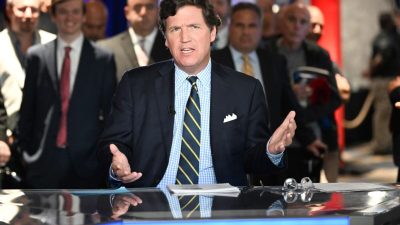 Экс-ведущий Fox News Такер Карлсон выступает во время вручения премии FOX Nation Patriot Awards 17 ноября 2022 года в Голливуде, штат Флорида. (Jason Koerner/Getty Images)