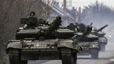 Украинские танки движутся в направлении Бахмута, в Донецкой области, 20 марта 2023 года. (Aris Messinis/AFP via Getty Images)