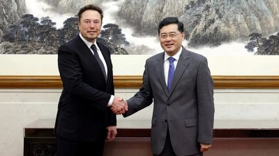 Министр иностранных дел Китая ЦиньГан (справа) позирует для фото с генеральным директором Tesla Ltd. ИлономМаскомв Пекине, Китай, 30 мая 2023 года. (Ministry of Foreign Affairs of the People’s Republic of China via AP)