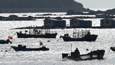 Рыбак в гавани на острове Пинтан, расположенном напротив Тайваня, в китайской юго-восточной провинции Фуцзянь, 9 апреля 2023 г. (Фото: GREG BAKER / AFP) (Фото: GREG BAKER/AFP via Getty Images)
