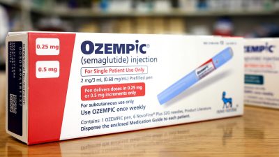 Коробки с препаратом Ozempic для лечения диабета на аптечном прилавке 17 апреля 2023 г. в Лос-Анджелесе, Калифорния (Mario Tama/Getty Images)
