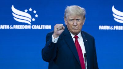 Бывший президент Дональд Д. Трамп выступает на конференции «Вера и свобода — путь к большинству» в Хилтоне в Вашингтоне 24 июня 2023 года. (Madalina Vasiliu/The Epoch Times)