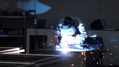 Сотрудник работает на производственной линии на заводе фильтр-прессов Jingjin в Дежоу, провинция Шаньдун, Китай, 25 августа 2022 года. (Siyi Liu/Reuters)
