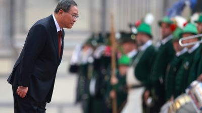 Китайский премьер Ли Цян прибыл в Мюнхенскую резиденцию 20 июня 2023 года в Мюнхене, Германия. (Johannes Simon/Getty Images)
