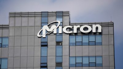 Логотип компании на офисах Micron Technology Inc. в Шанхае 25 мая 2023 года. (Aly Song/Reuters)
