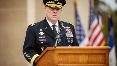 Председатель Объединённого комитета начальников штабов США генерал Дж. Марк Милли произносит речь во время церемонии, посвящённой 79-й годовщине нападения, которое привело к освобождению Франции и Западной Европы от нацистского контроля, на американском кладбище в Кольвиль-сюр-Мер, Нормандия, Франция, 6 июня 2023 года. (Thomas Padilla/AP Photo)