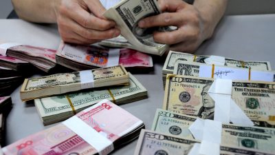 Сотрудник пересчитывает деньги в отделении Банка Китая в Ляньюньгане, китайская провинция Цзянсу, 10 августа 2011 года. (VCG/VCG via Getty Images)
