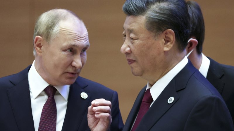 Сокращение товарооборота с Китаем обеспокоило Россию Президент России Владимир Путин беседует с китайским лидером Си Цзиньпином во время саммита Шанхайской организации сотрудничества (ШОС) в Самарканде, Узбекистан, 16 сентября 2022 года. (Sergei Bobylev, Sputnik, Kremlin Pool Photo via AP)