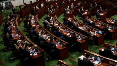 Законодатели голосуют за третье чтение законопроекта об окружных советах (поправки), касающегося реорганизации избирательной системы, в Законодательном совете в Гонконге 6 июля 2023 года. (Tyrone Siu/Reuters)
