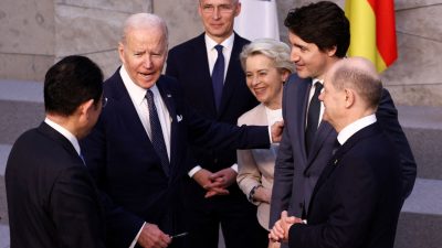 Премьер-министр Японии Фумио Кисида (Слева) Президент США Джо Байден (2 слева) и канцлер Германии Олаф Шольц (Справа) выступают рядом с генеральным секретарём НАТО Йенсом Столтенбергом (С), президентом Европейской комиссии Урсулой фон дер Ляйен (3 справа) и премьер-министром Канады Джастином Трюдо (2 справа) перед семейной фотографией лидеров G-7 во время саммита НАТО в штаб-квартире альянса в Брюсселе 24 марта 2022 года. (Henry Nicholls/Pool/AFP via Getty Images)