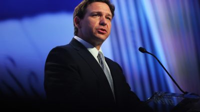 Кандидат в президенты от республиканской партии, губернатор Флориды Рон Десантис выступает на национальном саммите «Мамы за свободу» в отеле Philadelphia Marriott Downtown в Филадельфии 30 июня 2023 года. (Michael M. Santiago/Getty Images)