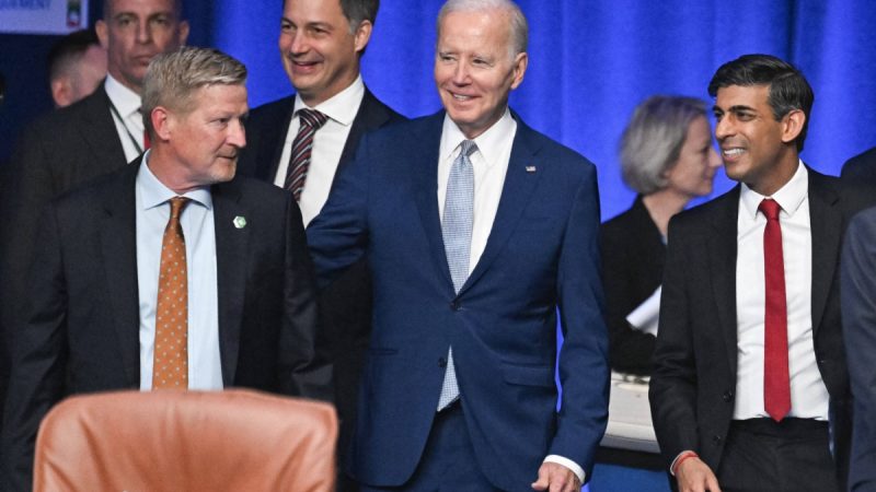 Президент Джо Байден (в центре) и премьер-министр Великобритании Риши Сунак (справа) прибывают для участия в первом рабочем заседании в рамках саммита Организации Североатлантического договора (НАТО) в Вильнюсе 11 июля 2023 года. Лидеры НАТО будут бороться за членство Украины на саммите 11 июля 2023 года. (Jacques Witt/AFP  Getty Images)
