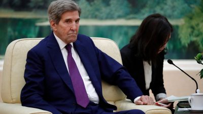 Посланник США по климату Джон Керри принимает участие во встрече с премьер-министром Китая Ли Цяном в Пекине 18 июля 2023 года. (Florence Lo/Pool/AFP via Getty Images)