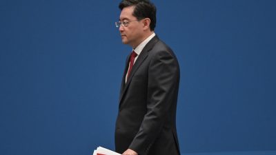 Цинь Ган, государственный советник и министр иностранных дел Китая, уходит со сцены после произнесения речи на церемонии открытия Лантинского форума в Шанхае 21 апреля 2023 года. (Hector Retamal/AFP via Getty Images)