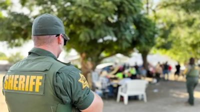 Департамент шерифа округа Мерсед в Калифорнии обнаружил 26 июля 2023 года нескольких мигрантов, которые являются жертвами торговли людьми, живущих в «ужасных» условиях и работающих в качестве наёмных работников на незаконном предприятии по выращиванию марихуаны в Мерседе. (Courtesy of Merced County Sheriff’s Department)