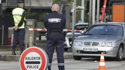 Французские пограничники проверяют автомобили в Ла-Турби, Франция, 6 ноября 2015 г. (Lionel Cironneau/AP Photo)
