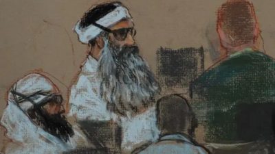 На снимке из зала суда Халид Шейх Мохаммед (C) и соответчик Валид Бин Атташ (L) присутствуют на предварительном заседании 8 декабря 2008 года в Гуантанамо, Куба. (Sketch by Janet Hamlin-Pool/Getty Images)
