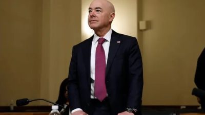 Министр национальной безопасности Алехандро Майоркас готовится к даче показаний в комитете по национальной безопасности Палаты представителей на Капитолийском холме 15 ноября 2022 г. (Chip Somodevilla/ Getty Images)