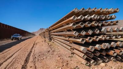 Панели пограничной стены остаются нетронутыми с января 2021 года, когда президент Джо Байден остановил всё строительство пограничной стены в округе Кочиз, штат Аризона, 6 декабря 2021 года. (Charlotte Cuthbertson/The Epoch Times)
