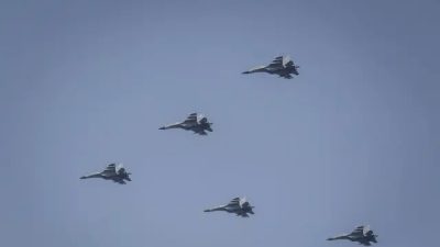 Самолёты военно-воздушных сил Народно-освободительной армии Китая (НОАК) совершают полёты в строю в Пекине 1 октября 2019 года. (Wang He/Getty Images)