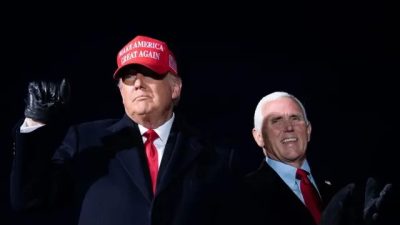 Президент Дональд Трамп прибыл вместе с вице-президентом Майком Пенсом на митинг в Траверс-Сити, штат Мичиган, 2 ноября 2020 г. (Brendan Smialowski/AFP via Getty Images)
