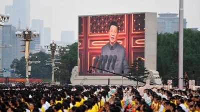 Лидер КНР Си Цзиньпин (на экране) произносит речь во время празднования 100-летия основания Коммунистической партии Китая. Площадь Тяньаньмэнь в Пекине 1 июля 2021 года. (Wang Zhao/AFP via Getty Images)
